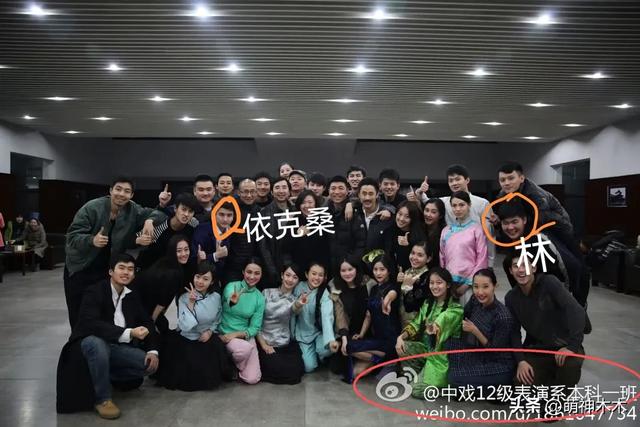 闫学晶儿子被持续举报！毕业大合影曝光，疑似侵占名额进入中戏