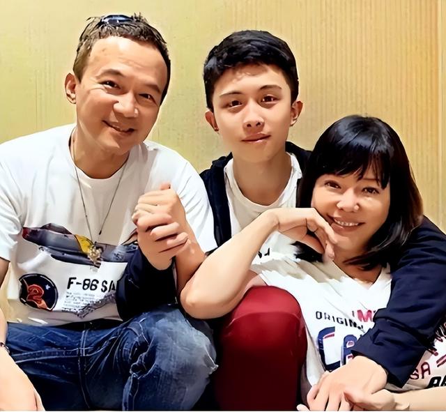 喂奶12年、同床入睡15年、跟儿子拍婚纱照，畸形的爱真离谱！