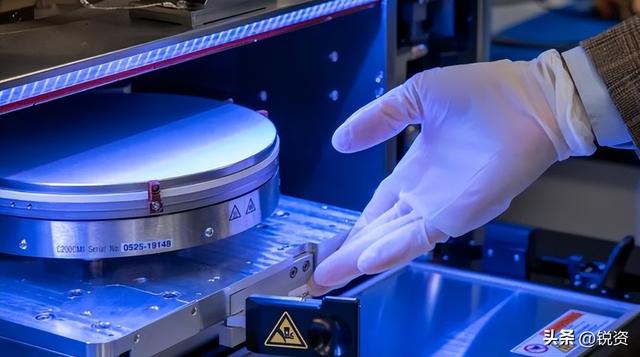 突破研究极限！美国3D芯片产量，AI硬件迎来千倍能效