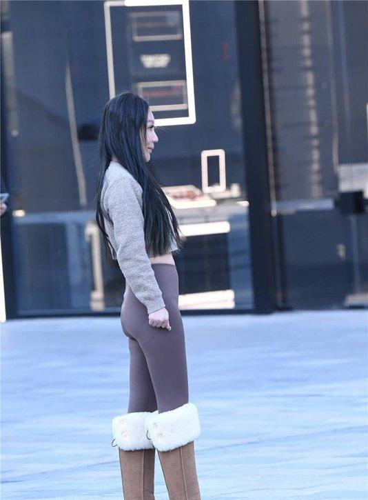 冬季穿着有瑜伽裤，也是对自己身材自信，还是要注意保暖