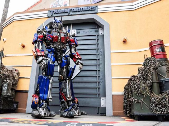 同是世界级主题乐园，为何上海迪士尼赚，北京环球影城亏？