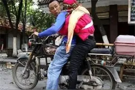 2008年，汶川地震后背着亡妻摩托骑行的吴加芳，如今已物是人非图片