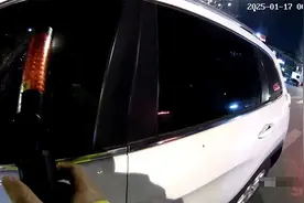 在济南，俩司机跟警车“杠”上了图片