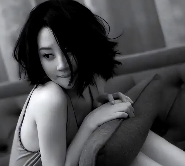 她一生 “风流成性	、老少通吃”，撩汉无数	，现如今56岁却依旧单身