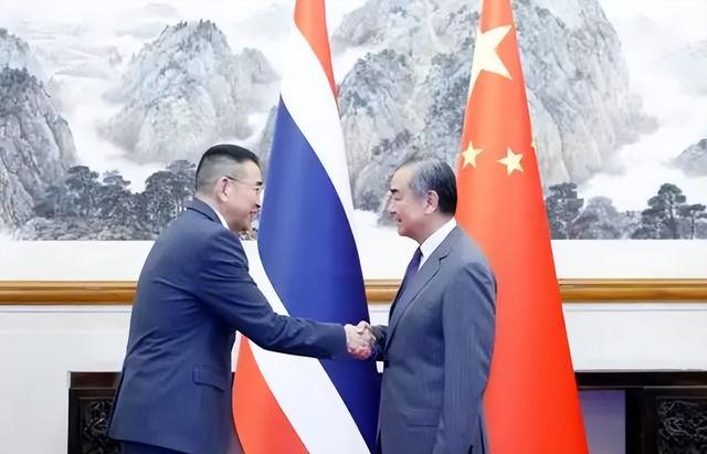 4比2，泰国最新民调出炉，佩通坦想官复原职，中方说了句公道话