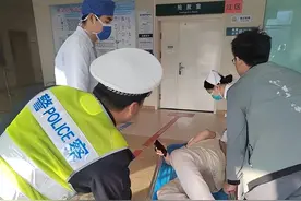 河北省邢台市交警七里河新区大队警车开道救助临盆孕妇图片