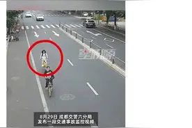 📱"骑行时玩手机？你可能是下一个‘街头忍者’图片
