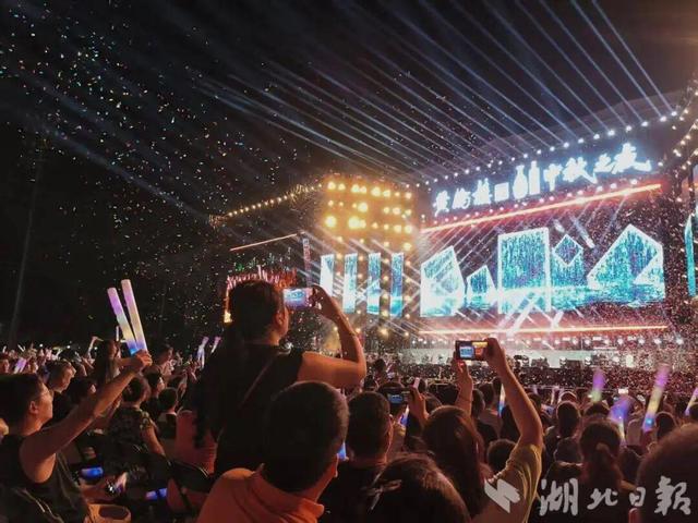 刚刚，雷军突然发文！瞬间沸了！