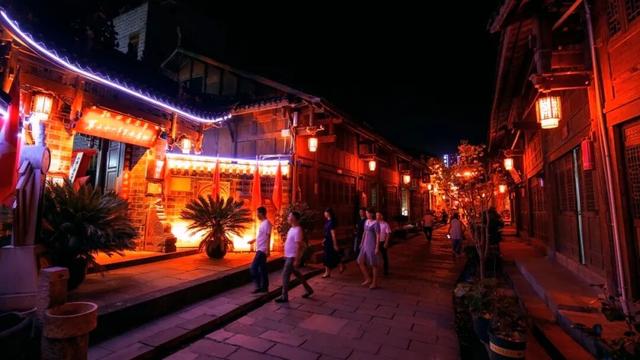 成都出发2.5h刹拢最绝红叶之城！秋色媲美九寨，一城吃够三省美食！更有山林温泉泡过瘾！