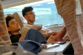 两外籍男子坐高铁，全程光脚踩桌面，身份曝光，疑似外国留学生！图片
