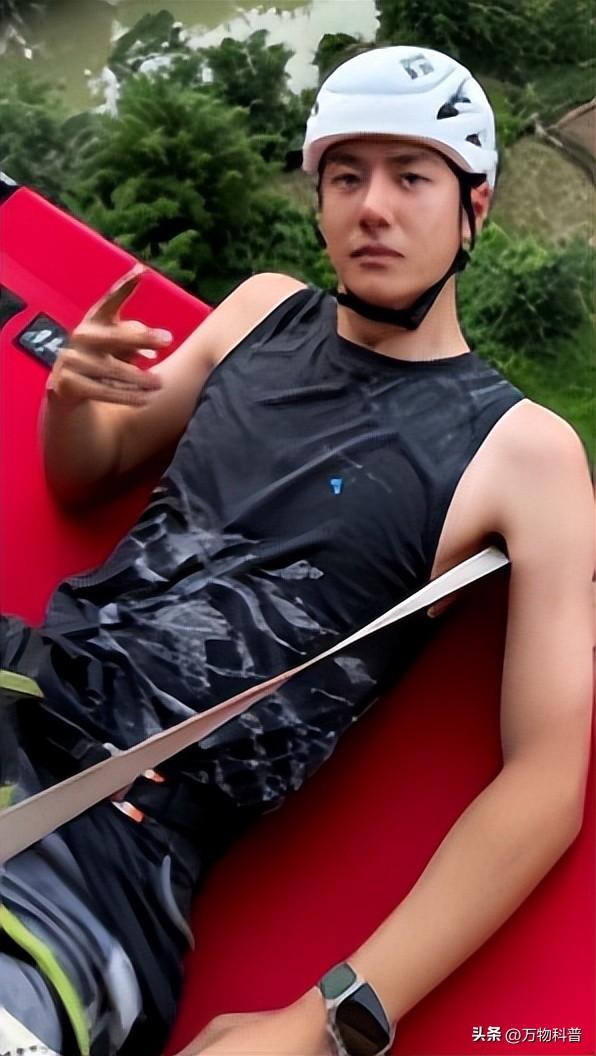 钱再多有什么用？28岁王一博手滑坠海，才懂陈道明那番话的含金量