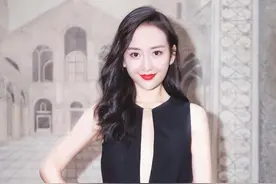 王鸥“戏水照”遭全网传，看她素颜下真实肌肤，难怪直男那么爱他图片