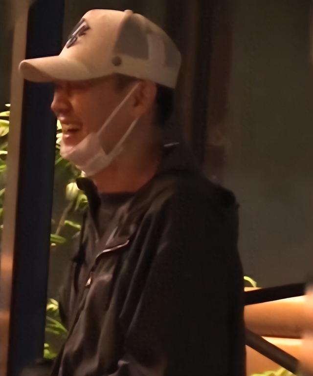 朱媛媛去世5个月后，辛柏青和李乃文现身大孤山，整个人憔悴好多