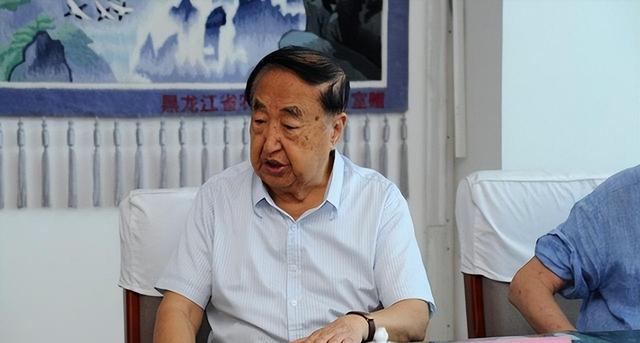 他54岁担任辽宁省委书记，曾查办东北乔四，57岁任黑龙江省委书记
