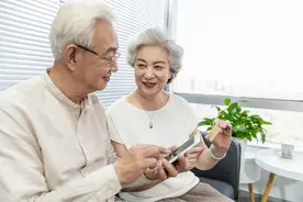 水烟和香烟，哪个更伤肺？为什老人爱抽水烟？看完你就明白了图片