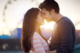 女人偷偷给打电话、是在告诉你一个秘密图片