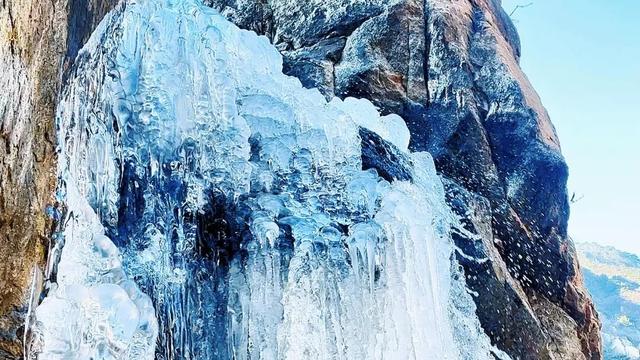 美到窒息！泰山彩石溪惊现“冬日魔法”，冰瀑奇观美若幻境！