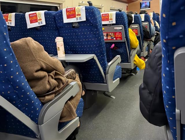 英国小伙坐中国高铁，发现邻座空位放着一部手机，他竟直呼惊呆了