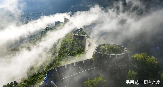 黄崖关凌晨云海有多疯?吞山噬楼如泼天浊浪!长城也变成发光龙骨