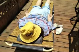 66岁老太太天天公园晒背，半年后去检查，身体指标有啥变化？图片