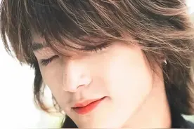 男生留长发都丑？不然你看金城武+郑伊健，一看一个不吱声图片