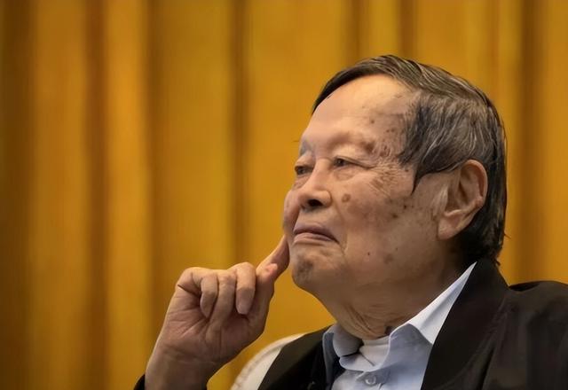 杨振宁去世后，49岁翁帆或没想到，因恢复中国籍 长期捐赠名誉飙升