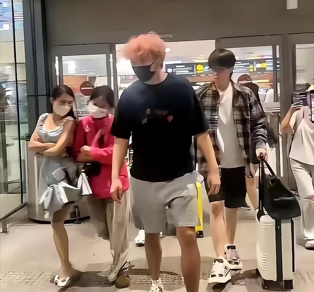 追着要王楚钦联系方式的女子曝光，45岁未婚 同事称她想嫁成功人士