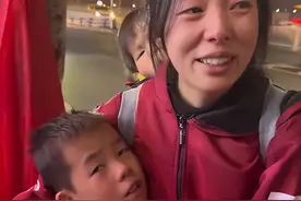 小林妈妈带孩子去四川看病，前夫突然现身陪同，却引发争议图片