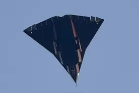 歼-36神速试飞，并列三发开始高空放油测试，完全碾压美国F-47图片