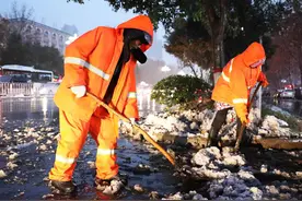 为何环卫工人的工资，不直接由环卫所发，偏要让包工头吃一大截？图片
