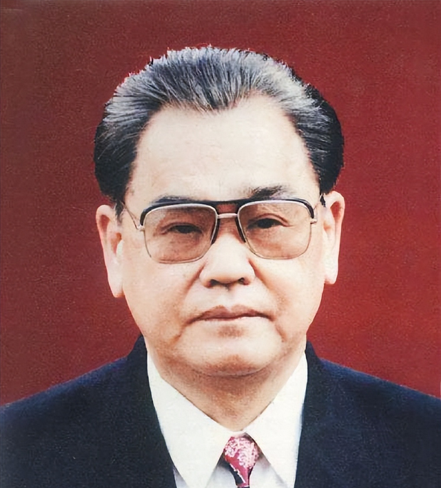 他是华国锋信任的接班人，一心为国操劳，晚年回到家乡当农民