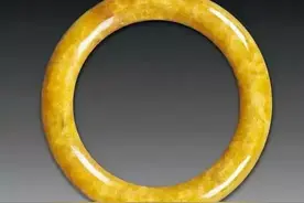 太惊艳了，价值1200万的清朝黄翡手镯，堪称绝世极品图片