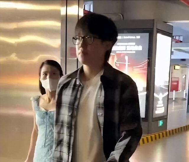 追着要王楚钦联系方式的女子曝光，45岁未婚 同事称她想嫁成功人士