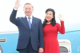 越南第一夫人：穿奥黛惊艳，大红大紫却不俗气，53岁一头黑发浓密图片