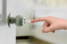 为什么我们的身体会带静电？如何正确防止静电攻击？图片