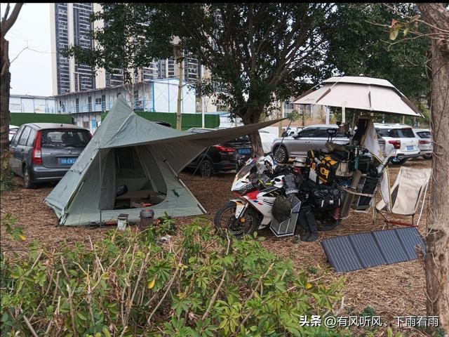 年轻人、国庆睡帐篷、戳破旅游消费泡沫