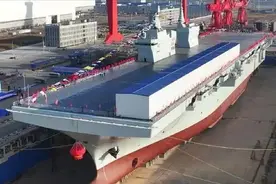 谁说076两栖攻击舰矮航母一头？如解放台湾其重要性甚至超过航母图片