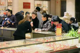 “不好抢，提前订都不一定有货”！金价剧烈波动，金条供不应求，有投资经理已提前赎回图片