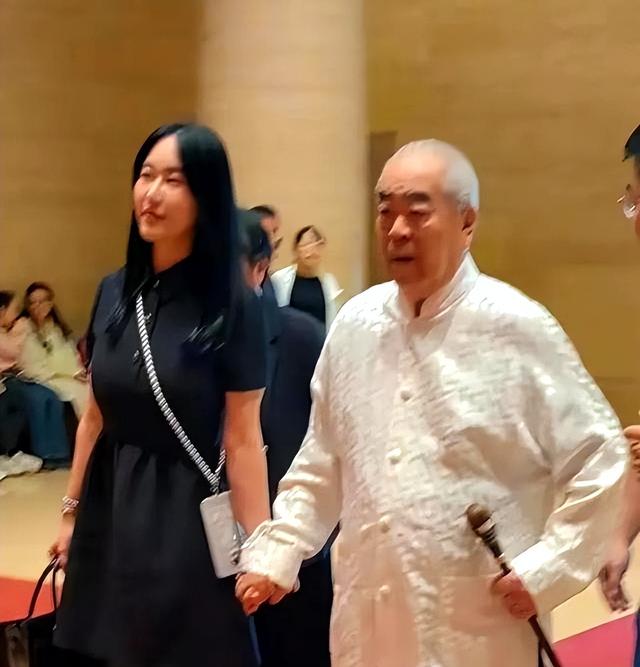 87岁范曾官宣生子，公开露面容光焕发，与女儿断绝关系是他的意思