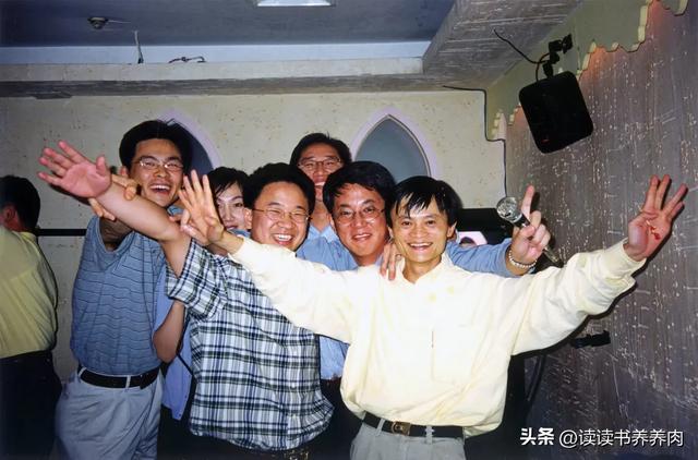 听听雷军是怎么评价马云的，他说：马云实在是强大的不得了，崇拜