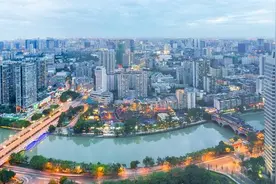 在成都，如果你的收入达不到这个数的话，上班是潮男，下班是乞丐图片