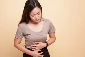 我47岁，更年期第三个阶段绝经后，胃胀胃痛发作了，该怎么办？图片