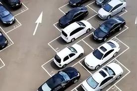 车辆在收费停车场被剐蹭后找不到肇事者，谁来担责？图片