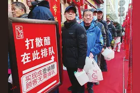 为腌制腊八蒜做准备，太原宁化府门口又现长队！腊八将至蒜飘香，市民排队打醋忙图片