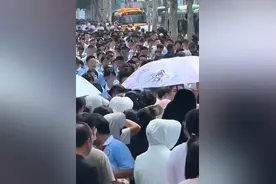 一中学初一新生多达94个班，放学时人山人海！教学质量如何保证？当地教体局回应图片