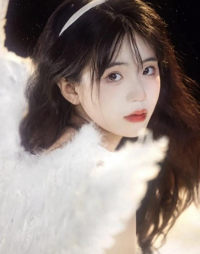 清纯甜美写真｜梦幻天使降临，温柔微笑，星河相伴