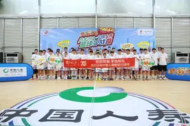 “少年CBA·中国人寿篮球实战训练营”在深热力开营图片