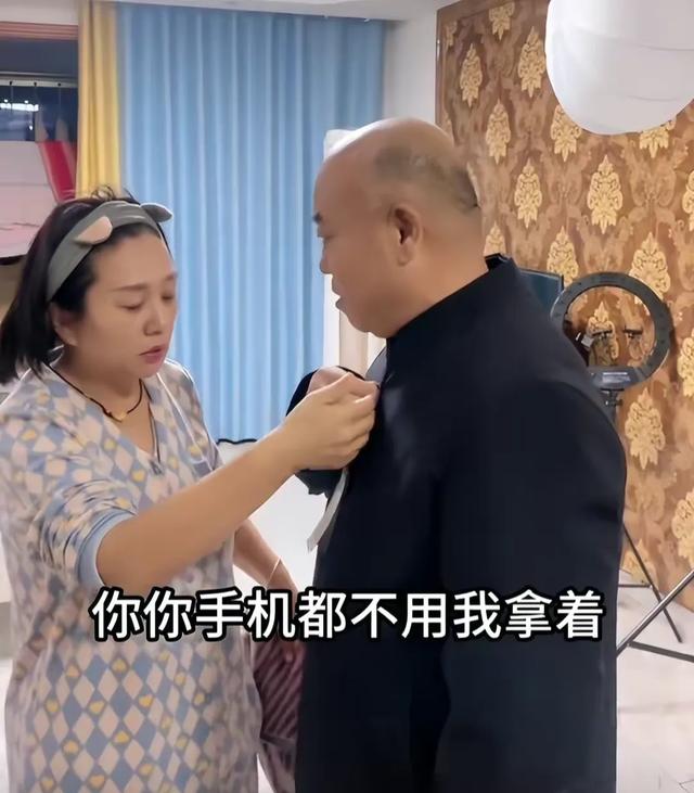 Xie Qingshuai bought clothes for his father, and Xie Kefeng smiled from ...