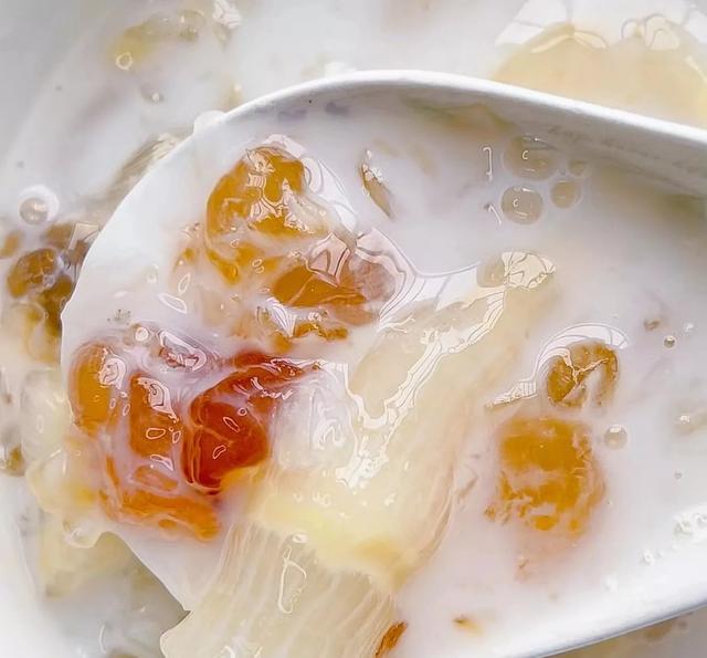 花胶桃胶炖牛奶功效 2026年花胶桃胶炖牛奶功效与禁忌