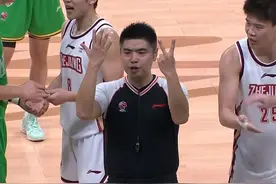 CBA裁判再现丑陋！宣判驱逐球员错误，张镇麟莫名中招，众人逗乐图片